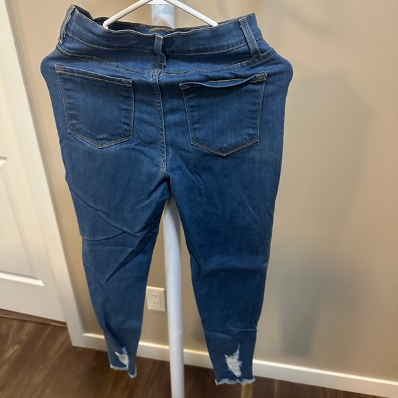 Beautiful and stretchy fashion nova blue wash jeans size 9 - Picture 2 of 6